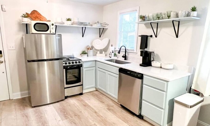 Harleston Village Condominio | Kick back and relax in this calm, stylish space