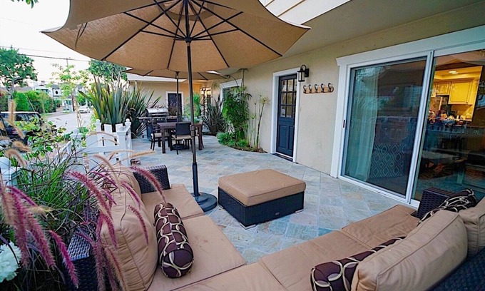 Corona del Mar Condominio | Especial de mayo $ 175 - Patio privado grande a 1 cuadra de la playa / pueblo, A / C-Gar.