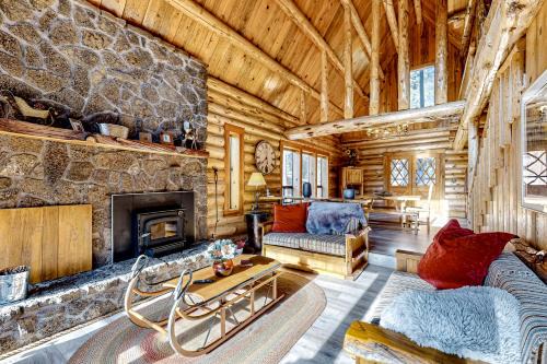La Pine Casa | Kicking it Real Log Cabin