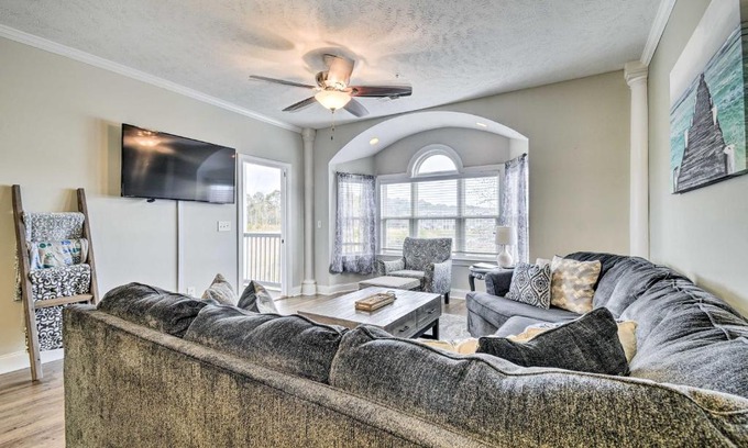 Carolina Yacht Landing Apartamento | Kid-Friendly Condo with Grill about 5 Mi to Beach