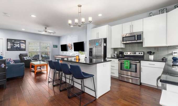 Auburn Casa | Kid Friendly Townhome! 3/4 mi to Jordan Hare!