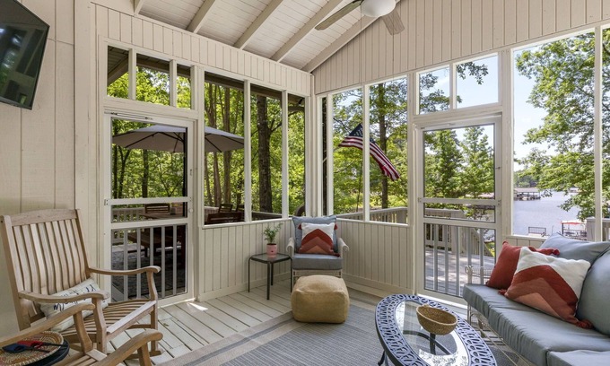 Dadeville Cabaña | Kid Friendly! Upgraded Lake Front Cottage at Lake Martin! 35 Minutes to Auburn!