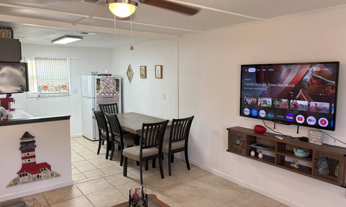 Gulf Breeze Casa | Kid-Friendly/ Walk to Playground 2-bedroom house in Gulf Breeze with WiFi and AC
