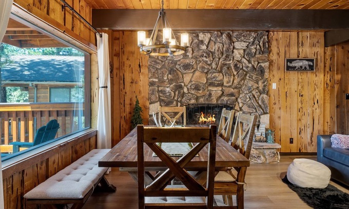 Whispering Forest Cabina | Kids' Choice 5 Star Cabin Near Resorts + Stargazing Decks + A/C + Free Parking