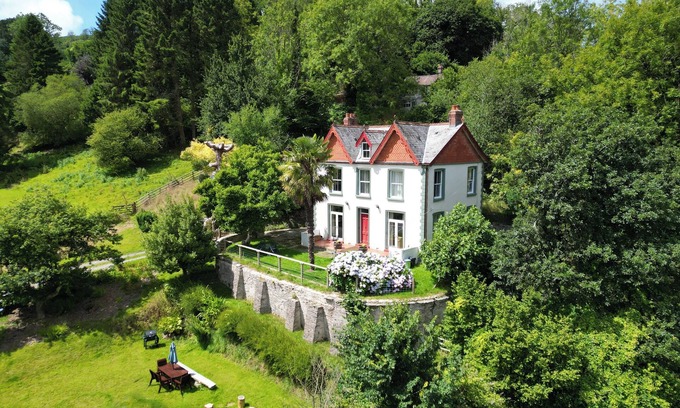 Ilfracombe Casa | Wild Walks, Cozy Fires & Woodland Wonder: Sleeps 7