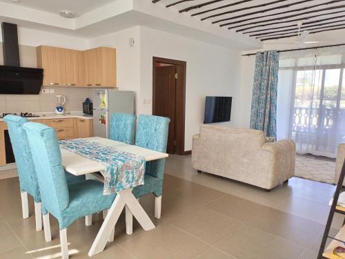 Mtwapa Apartamento | Kikambala Luxurious Two Bedroom - Beachfront, Swimming pool View, WiFi, Smart TV, Ample Parking, 24Hr Security