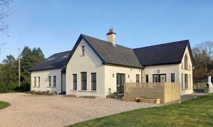 Omagh Otro | Kilskeery Lodge, modern country house with hot tub