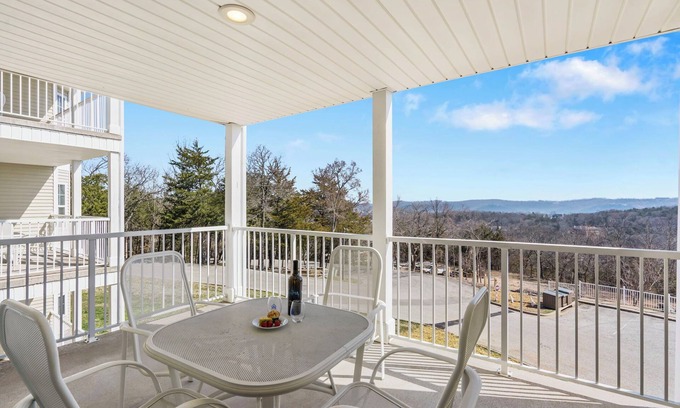 Kimberling City Condominio | Kimberling City Condo w Lake Access-Free Attraction Tickets-Cmty Outdoor Pool-Mini Golf