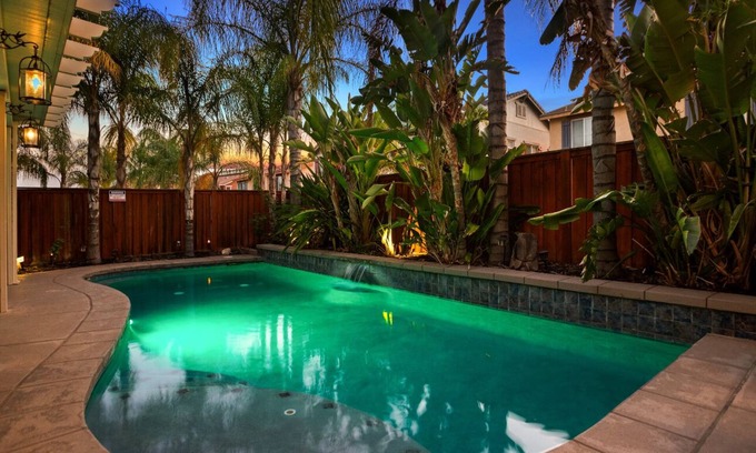 Lake Elsinore Casa | Kimberlys Amazing Palm Resort Salt Water Pool New 14 person Spa & Fire Table!