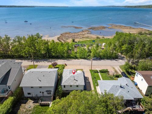 Sylvan Lake Casa | Kinepik Cottage Sunroom with Beach Access