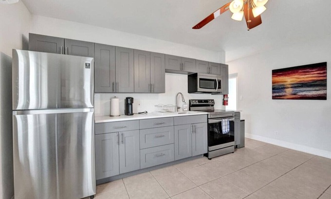 Lighthouse Point Apartamento | King 1BD w/ Pool, Grill, Near Beach & Downtown