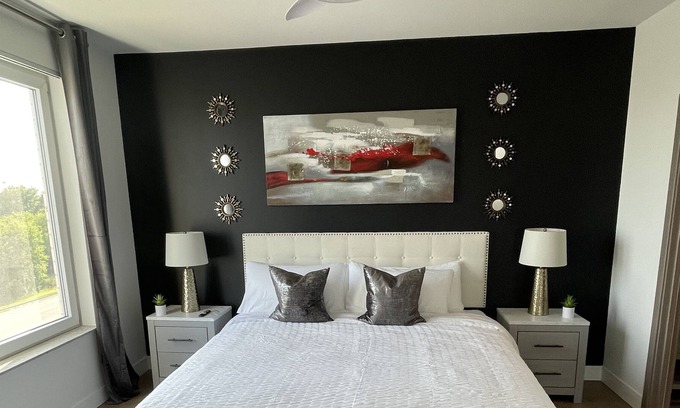 Madison Apartamento | King | 2 Bed w/ Den | W/D | Family & Pet Friendly