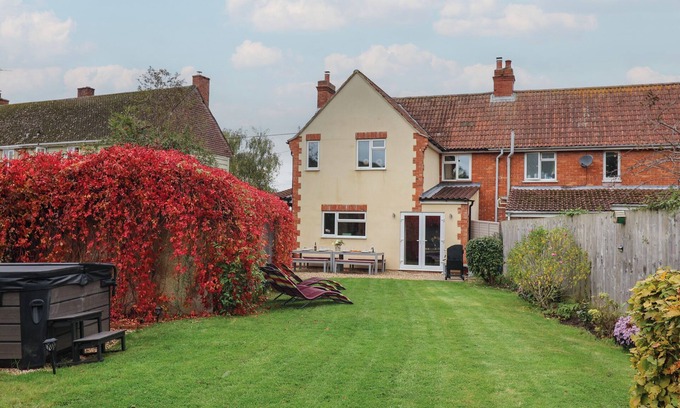 South Cadbury Cabaña | KING ARTHUR'S REST, pet friendly, with hot tub in Queen Camel