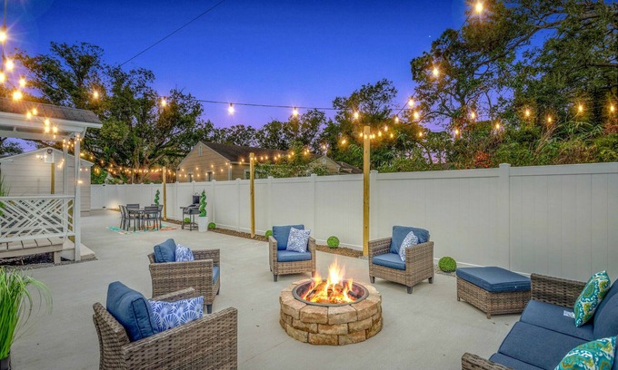 Colonialtown North Casa | King bd / Charming 2 story cottage w/ Private Yard