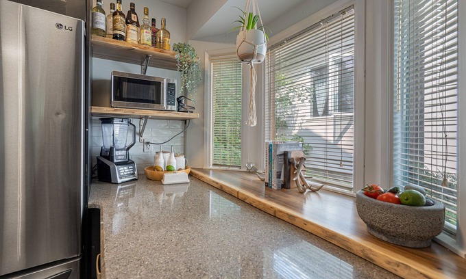 St. Albert Casa | KING BED! 3 Bdrms- FAST WIFI- A/C - Family-Friendly!