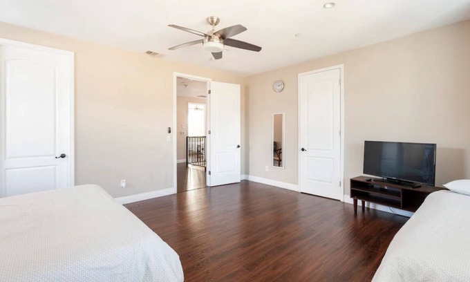 San Gabriel Casa | KING BED 6 Bed 2.5 Bath Huge Home with Private Garage, Washer/Dryer