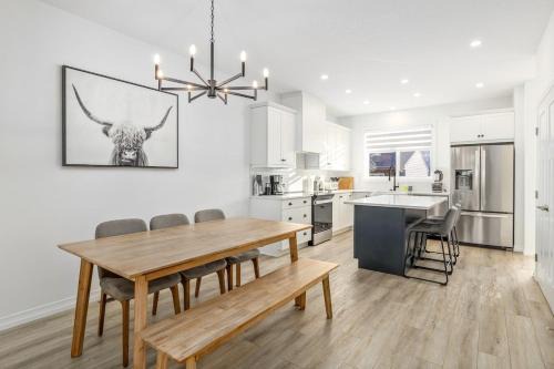 Southeast Calgary Casa | King Bed, AC, Fenced Yard, Family Friendly, 5 min South Health Campus
