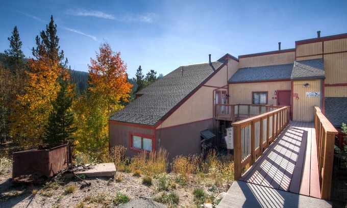 Dunkin Hill Condominio | King Bed and Bunks/Office. Free Bus to Town/Skiing. Sweet View!
