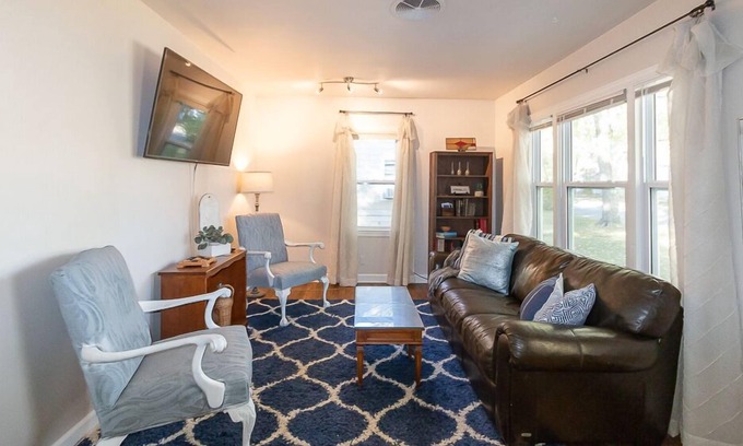 Topeka Casa | King Bed and Fenced Yard, Pet Friendly Bohemian Styled Home MTB2225
