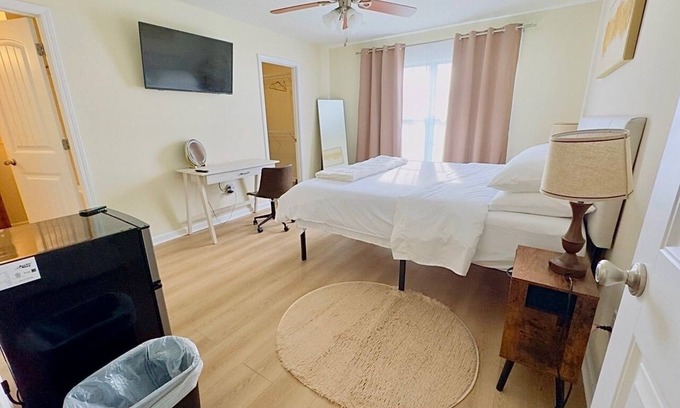 Statesboro Casa | King bed; Attached Bathroom; smart TV