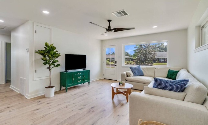 Lafayette Casa | KING Bed/Central Location/Fast wi-fi/5star listing
