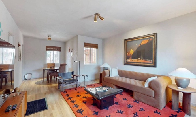 Raynolds Addition Apartamento | King Bed | Centrally Located