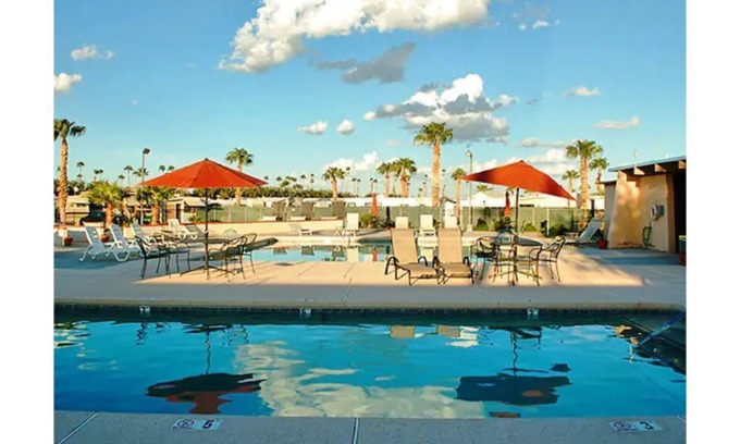 Yuma Casa | King Bed Comfortable Park Model - pools & hot tubs
