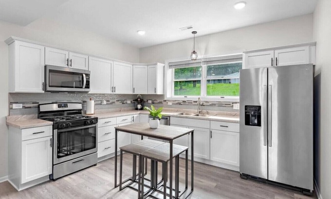 Cary Casa | KING bed | Crystal Lake | McHenry | Cary | COZY