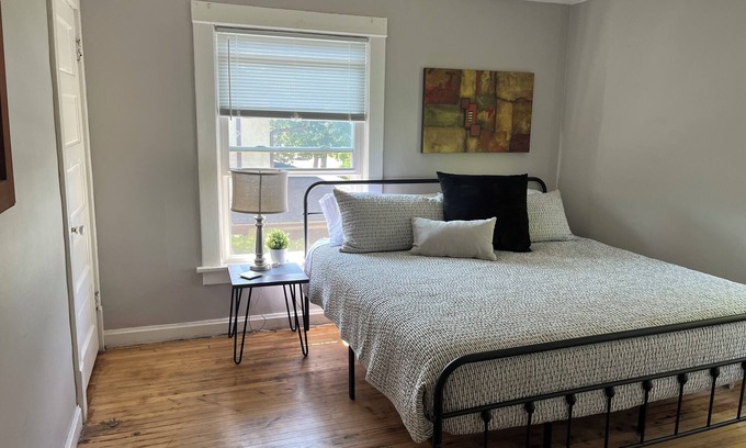 Des Moines Apartamento | King bed Drake and central Des Moines