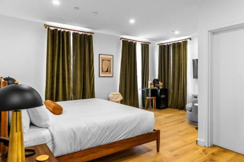 Bangor Apartamento | King Bed, DTWN Historic Hotel, Fiber Wifi, 50 in Roku TV, Room # 106