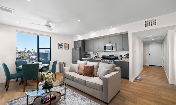 Roseville - Fleet Ridge Apartamento | King Bed, EV Charger, Pet-Friendly, Balcony, Near Airport & Beaches