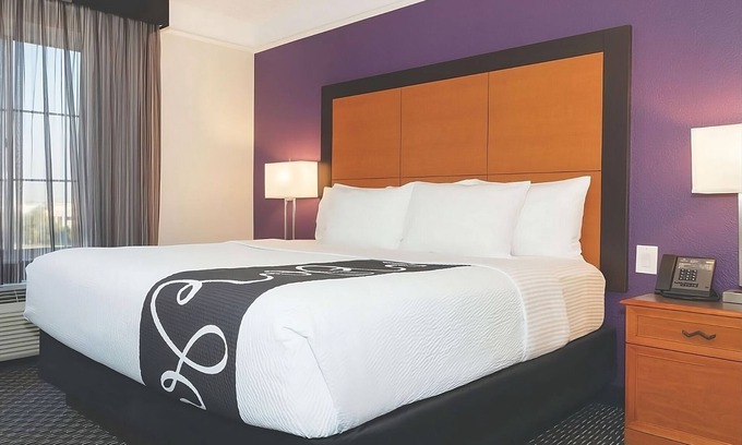 Guasti Hotel | King Bed Executive Room at La Quinta Inn & Suites by Wyndham Ontario Airport