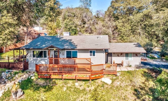 Yosemite Forks Cabina | King Bed / Fast WiFi / Spa - Buckeye Bungalow