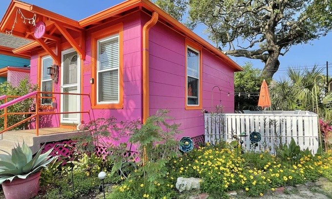 San Jacinto Cabaña | King Bed-Fenced Yard-Free Parking-Dog Friendly-East End