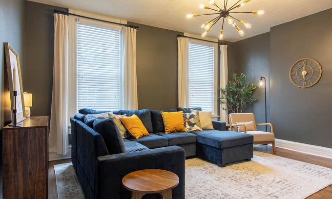 Merion Village Casa | King Bed Free Parking Walk to Schiller Park Private Backyard