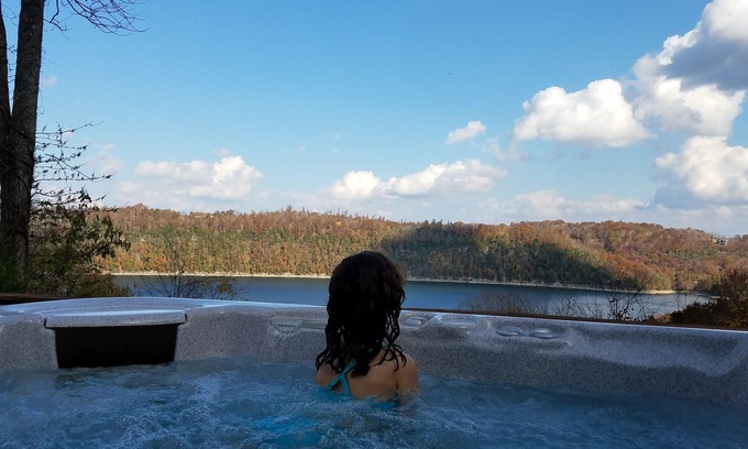 Byrdstown Casa | ¡Sumérjase bajo las estrellas en nuestro jacuzzi y despiértese con la mejor vista de Dale Hollow!