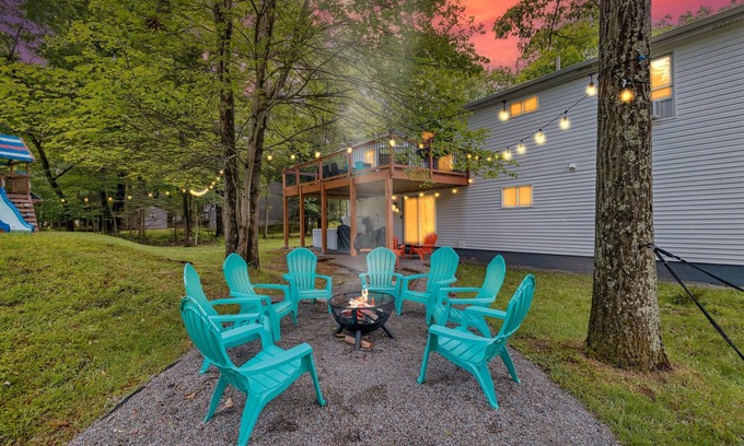 Pocono Summit Casa | King Bed*Hot Tub*Arcade*Pool Table*75" TV*Fire Pit