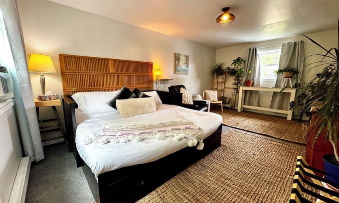Carleton Place Apartamento | King bed, Kitchenette, parking, central - upper level suite