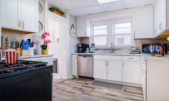 Fort Wayne Casa | King Bed, Large Deck, Free Bikes, Walk to Lakeside Rose Garden, 2mi to Downtown