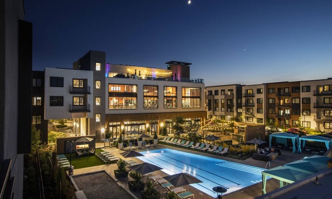 Menlo Park Condominio | KING BED - Luxury FULLY FURNISHED Condo - 24/7 Gym Pool Jacuzzi in Menlo Park