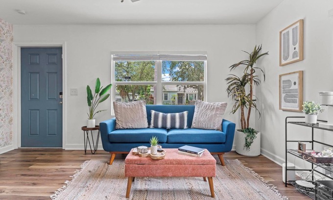Parker Ridge Cabaña | KING Bed & Mini Golf, Pet Friendly! Cowboy Pool Close to Beach Airport & Zoo BBQ