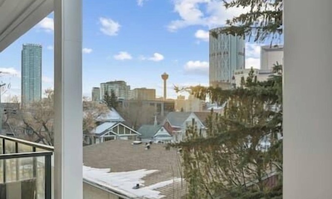 Crescent Heights Apartamento | King Bed | Mins to Saddledome | Cgy Tower Views