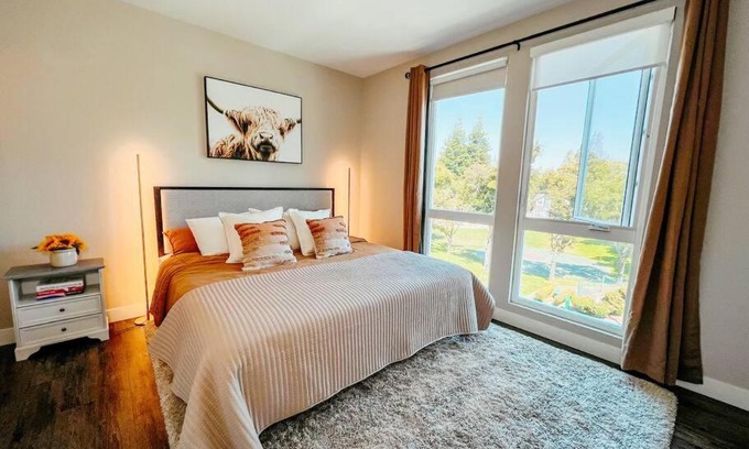 Mountain View Apartamento | KING BED Modern 2 Bed 2 Bath Pool & Hot Tub