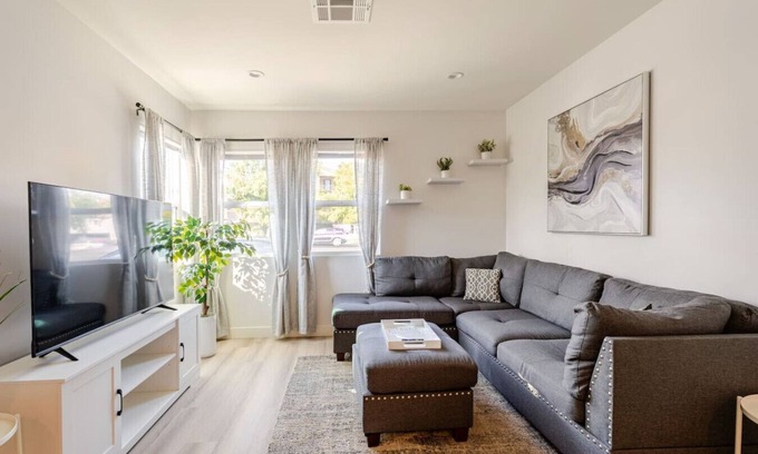 Burbank Apartamento | King Bed Near Universal Studios | In-Unit W/D 2004