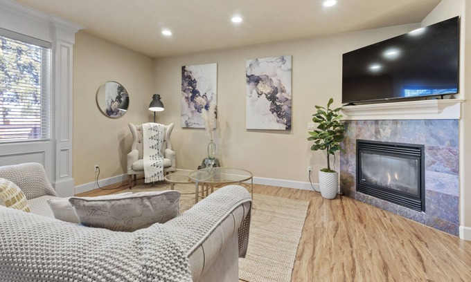 Walnut Grove Casa | KING BED, new comfortable 4 bedroom home in Vancouver