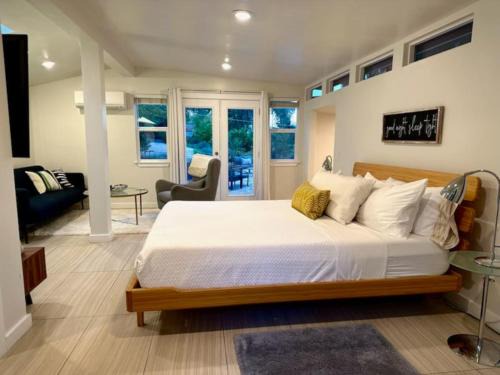 Carmichael Casa | King Bed-Peaceful Modern Cottage-Garden Setting