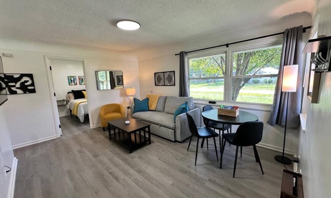 Berea Casa | KING bed, Pet Friendly, Modern Retreat, CLE-BW