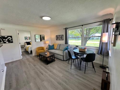Berea Casa | KING bed, Pet Friendly, Modern Retreat in CLE-BW