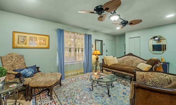 Tallahassee Casa | King Bed- Pets-HUGE fence yrd deck