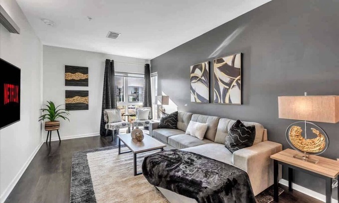 Bentonville Apartamento | King Bed & Pool Fitness Center by LCP Collection
